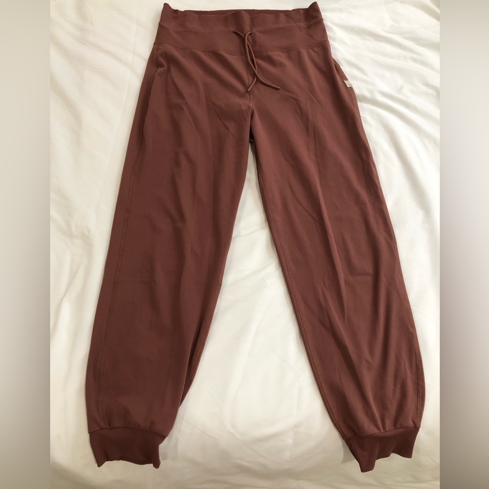 Vuori Daily Jogger in Terracotta Medium